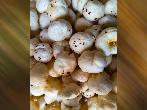 फ्राई मखाने और मूंगफली 