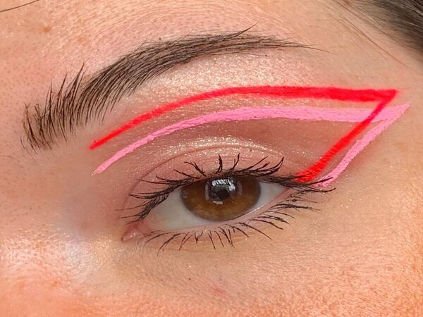  Trendy graphic eyeliner look