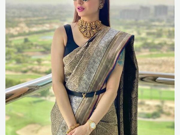 4.खूबसूरत बेल्ट के साथ बंगाली साड़ी