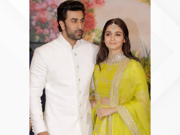 1. सफेद बंदगला शेरवानी