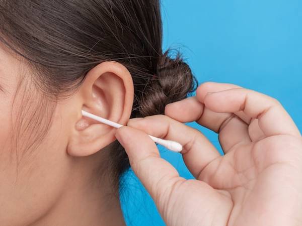 घर पर ईयर वैक्स हटाने के साइड इफेक्ट्स