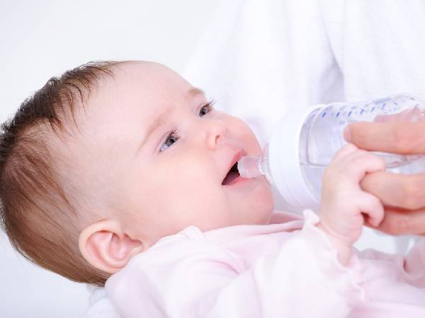 बुखार होने पर बच्चे को पानी पिलाना चाहिए?