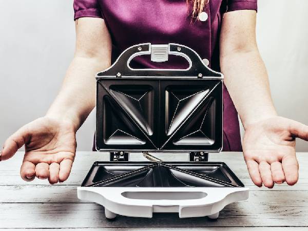 1. सैंडविच मेकर