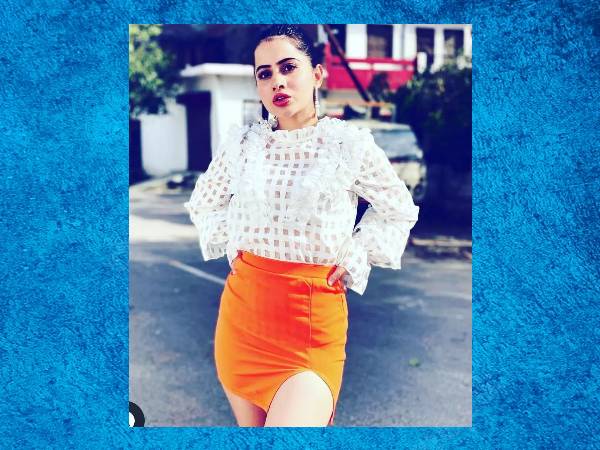 व्हाइट टॉप और ऑरेंज स्कर्ट में उर्फी 