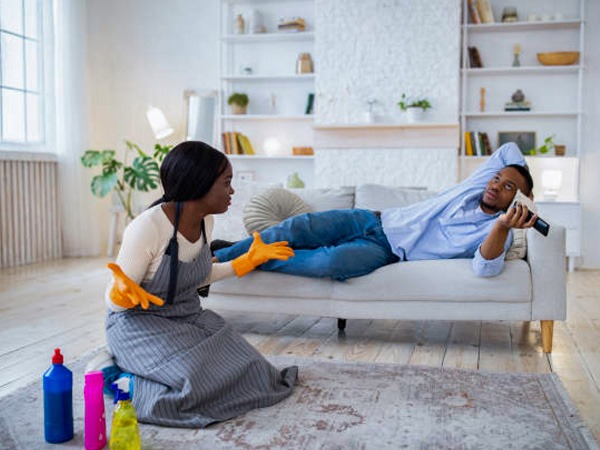 2. सेक्स की अपेक्षा करता है और चाहता है कि आप सेवा करें