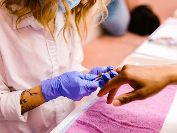 अपने नाखूनों को छोटा कर लें