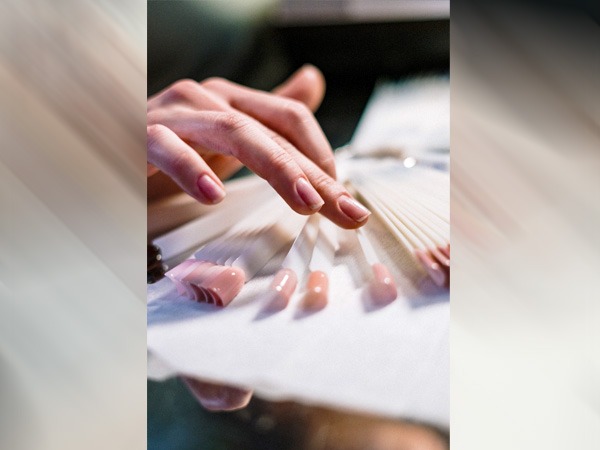 नाखूनों को जैतून के तेल में भिगोएं