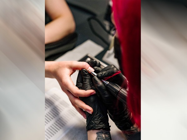 क्यूटिकल ऑयल से मॉइस्चराइज़ करें