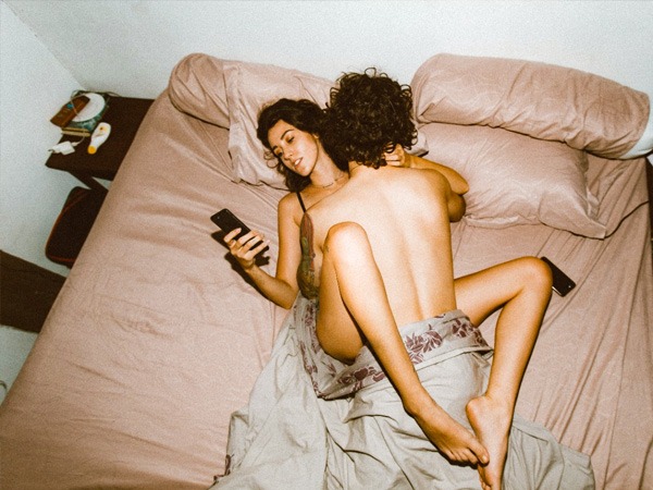 इंटिमेसी और सेक्सुअल बातें करने से पहले मोबाइल बंद कर दें-