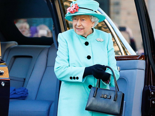 महारानी एलिजाबेथ II के आईकॉनिक हैंडबैग