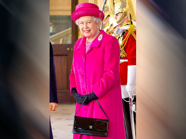 महारानी एलिजाबेथ II के बैग 