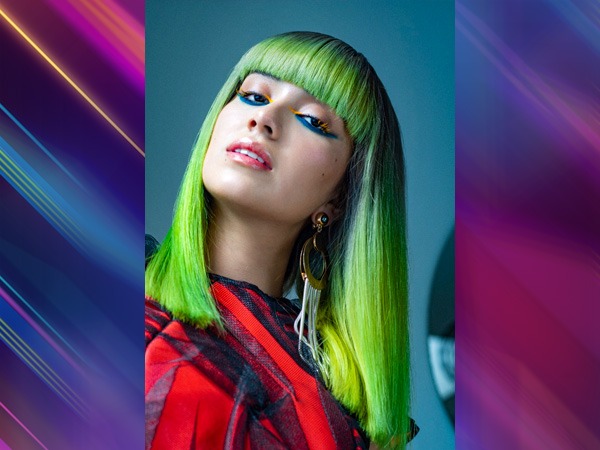 स्ट्रेट फ्रंट फ्रिंजेस के साथ लेयर्ड डीप ग्रीन हेयर