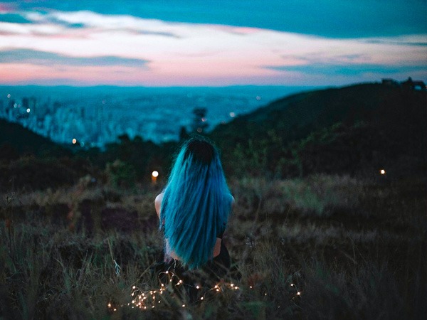 कोबाल्ट ब्लू हेयर पर हाई ब्लू-एंड-पर्पल ब्रेडेड