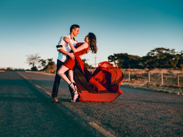 4. सांसों की गर्माहट भरें