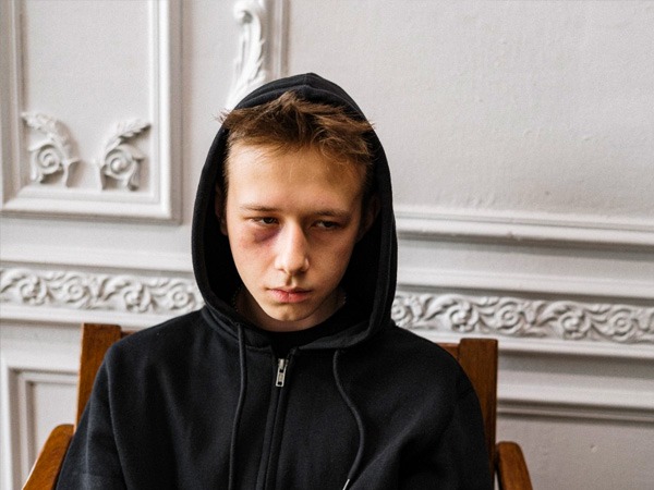 प्रिय व्यक्ति को अवसाद से बाहर निकालनें में उसका साथ दें 