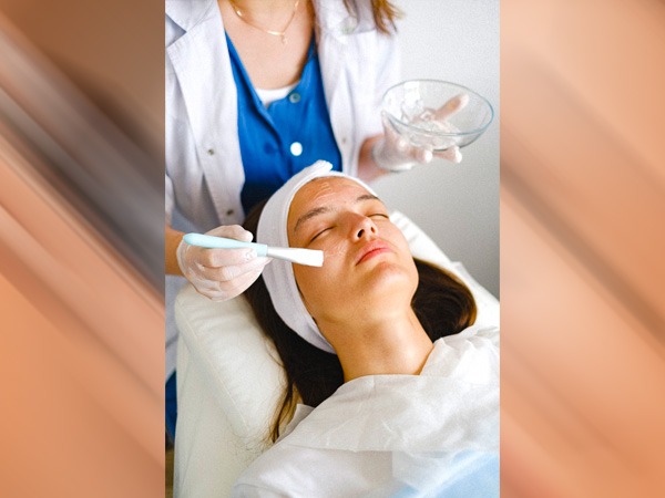 1. एलो वेरा जेल और मॉइस्चराइजर