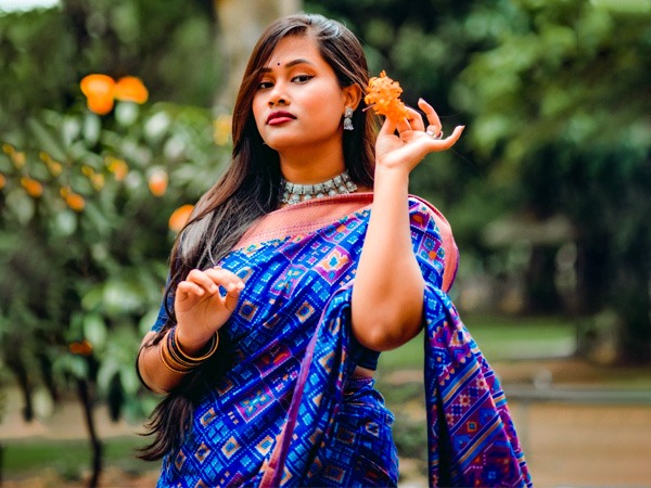 तृतीया, दिन 3 - 28 सितंबर, (बुधवार) दिन का नवरात्रि रंग - रॉयल ब्लू