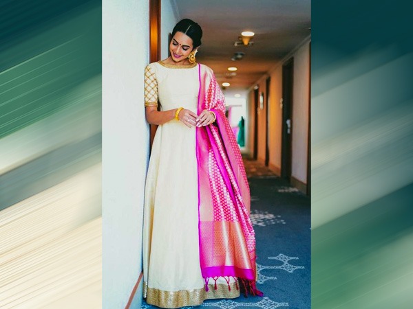 नवरात्रि के लिए सफेद पोशाक