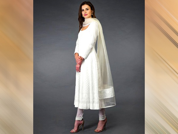चिकन कढ़ाई वाला सफेद कुर्ता