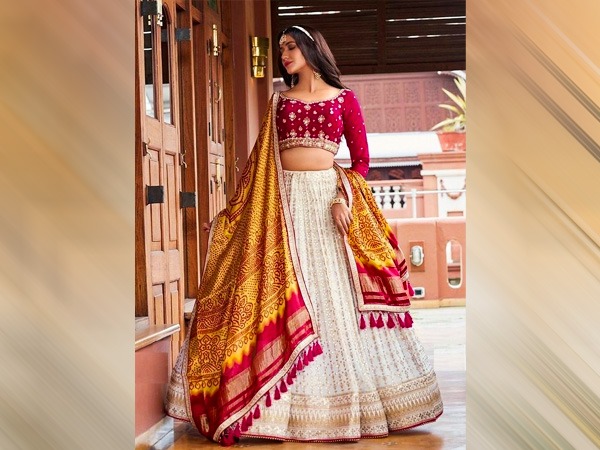 मल्टीकलर चोली संग व्हाइट लहंगा