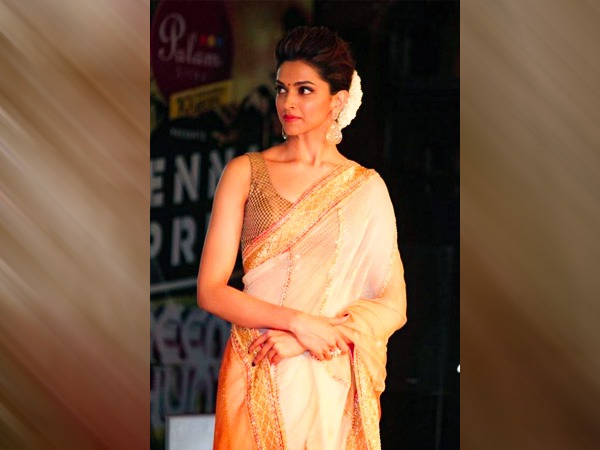 गजरे से अपने बालों को कैसे स्टाइल करें?