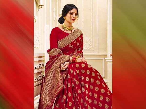 पारंपरिक लाल बनारसी साड़ी