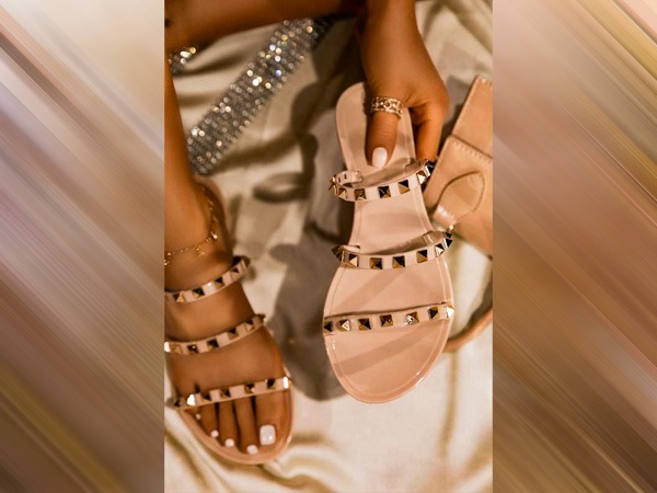 स्ट्रैपी सैंडल