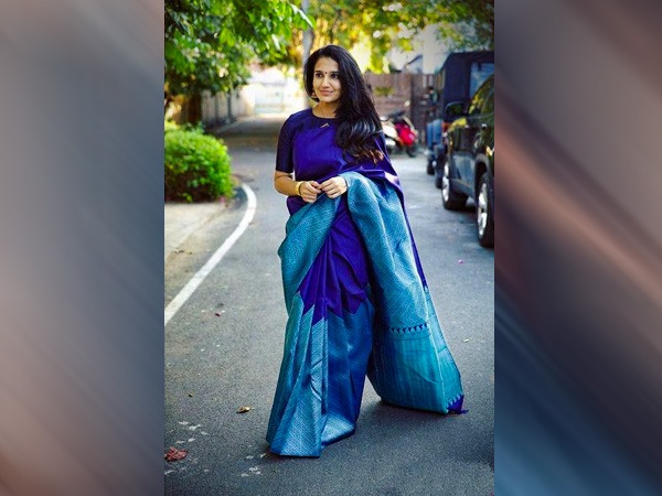 2. क्लासिक साड़ी या रीगल को-ऑर्ड सेट