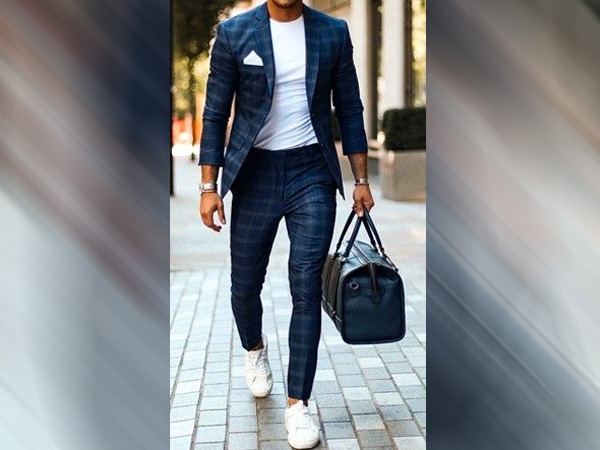 कैजुअल ब्लेज़र प्रिंटेड शर्ट के साथ स्टाइल किया गया