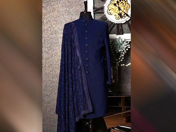 शॉल के साथ स्टाइल किए गए सभी ब्लैक ट्रेडिशनल आउटफिट