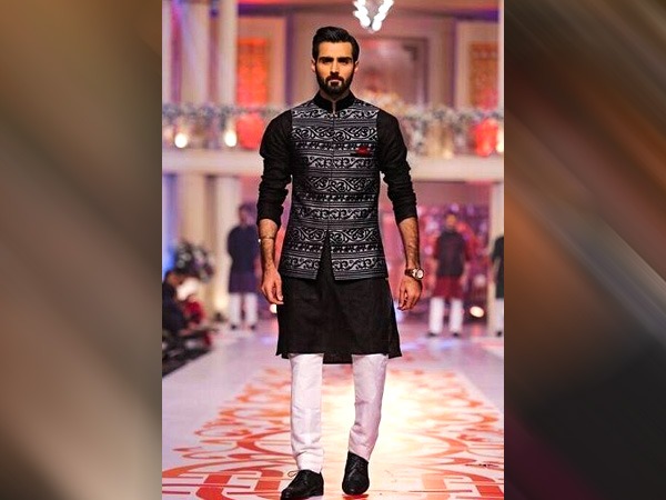 कॉन्ट्रास्टिंग जैकेट के साथ पेयर कुर्ता सेट