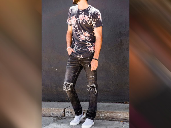 रिप्ड जीन्स के साथ जोड़ी गई प्रिंटेड शर्ट