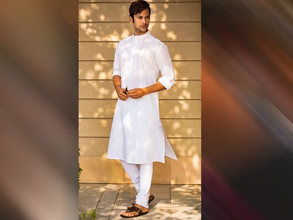 दिवाली पूजा के लिए कॉटन चिकनकारी कुर्ता