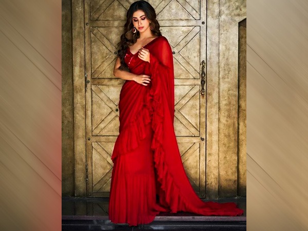 रफ़ल साड़ी में मौनी रॉय