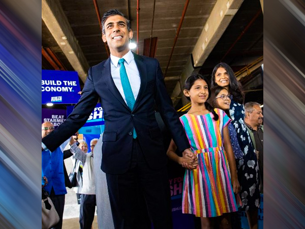 'सबसे अमीर सांसद' के रूप में जाना जाता है