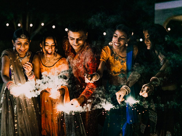 फुलझड़ियां जलाएं ना कि पटाखे