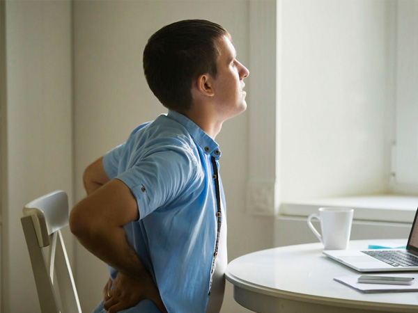 1. स्लाउचिंग/झुकना 