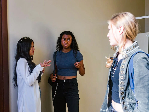 2. गलत तरीके से इशारा करना 