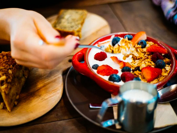 असमय खाना खाने से बचें