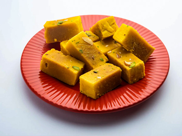 सोहनपापड़ी के डिब्बे का ना करें अपमान