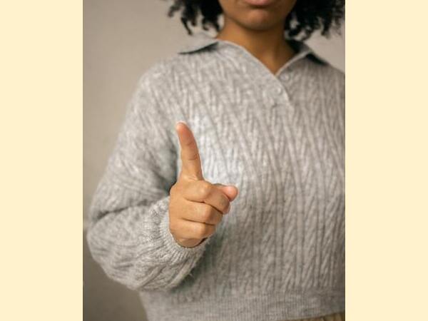 2. अपनी बॉडी लैंग्वेज पर विचार करें