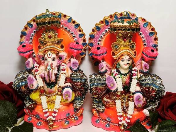 मां लक्ष्मी और भगवान गणेश की मूर्तियां