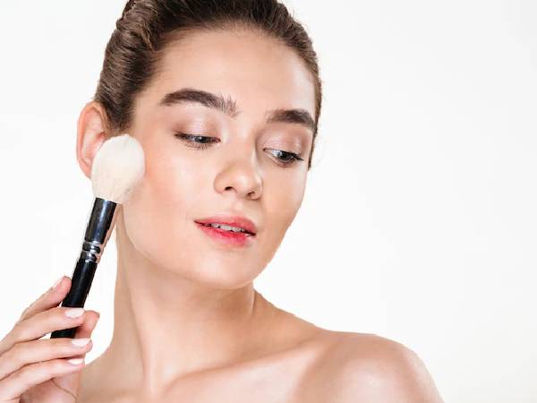 मेकअप ब्रश का करें यूज