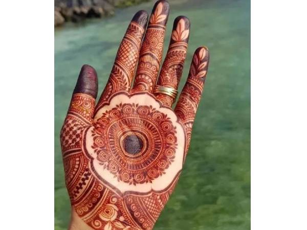 सेमी सर्कल मेहंदी डिजाइन