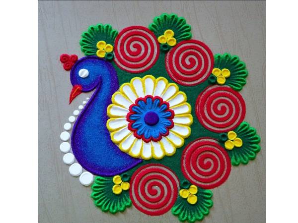 मोर्टिन की मदद से बनाए पीकॉक रंगोली