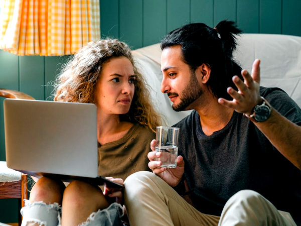 बढ़ती है ऑनलाइन स्टॉक करने की आदत