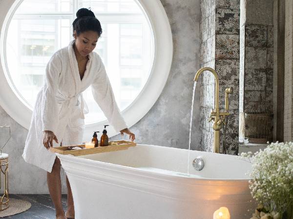 ऑलिव ऑयल को पानी में मिलाकर नहाने के फायदे