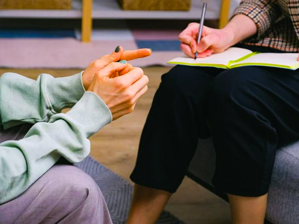 साइकोलॉजिस्ट से मिलें