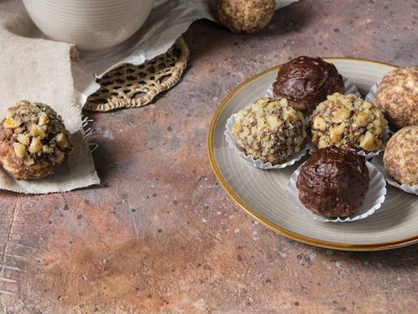 2. घर में बनाएं मिठाई