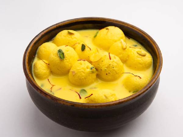 3. दूध से बनी मिठाई खाएं